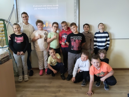 ZAJĘCIA W KLASIE 2 Z PIELĘGNIARKĄ SZKOLNĄ