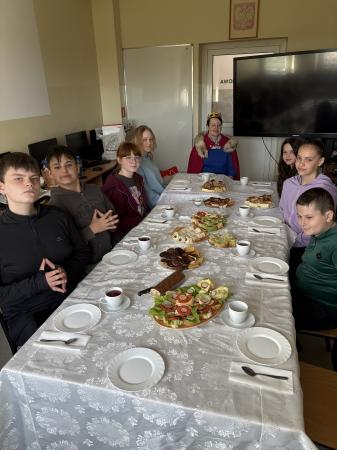 OBIAD CZWARTKOWY W KLASIE VI